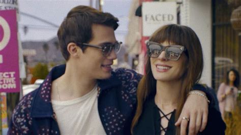 Anne Hathaway y sus gafas de sol en 'La idea de ti': .